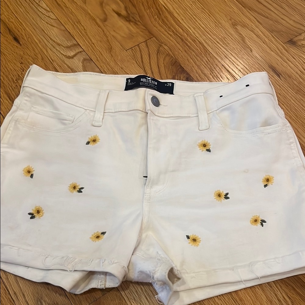 Hollister Women's Cream Floral Shorts